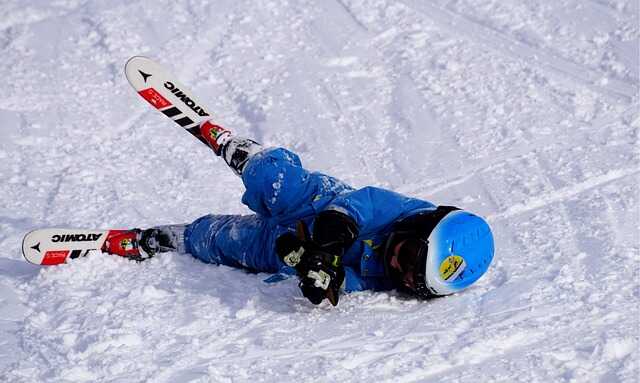 Osoba po przewróceniu się na stoku – potrzeba ubezpieczenia NNW dla ochrony zdrowia podczas aktywności sportowych