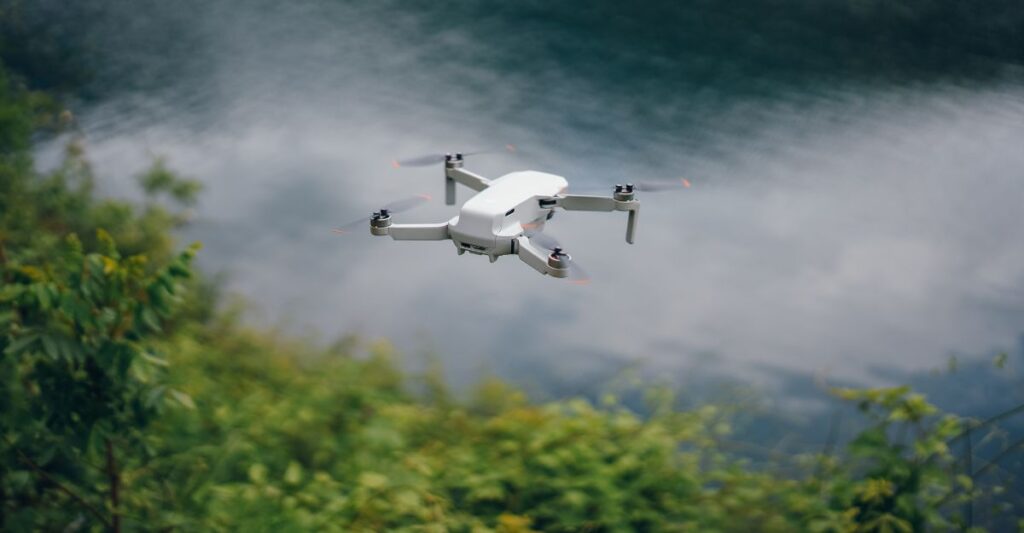 Dron lecący nad drzewami