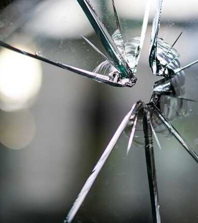 Stłuczona szyba – symbol potrzeby ubezpieczenia OC w życiu prywatnym na wypadek przypadkowych zniszczeń mienia
