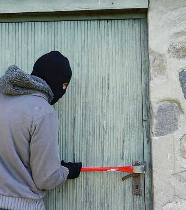 Sylwetka włamywacza – potrzeba ubezpieczenia mieszkania na wypadek włamania i strat materialnych